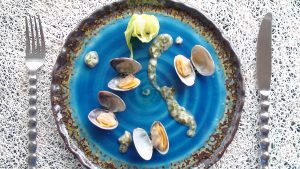 あさりの白ワイン蒸し　あおさのソース