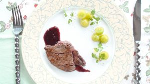 牛肉のソテー　葡萄ソース