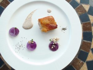 鶏肉のソテー　ヘーゼルナッツのソース