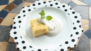 オレンジケーキ　バジルクリーム添え