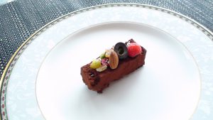 生チョコレートケーキ　オリーブのアクセント